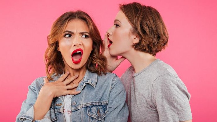 8 Tanda 'Deteksi' Orang Lagi Ngomongin Kamu di Belakang, Mana yang Sering Kamu Alami Sendiri?