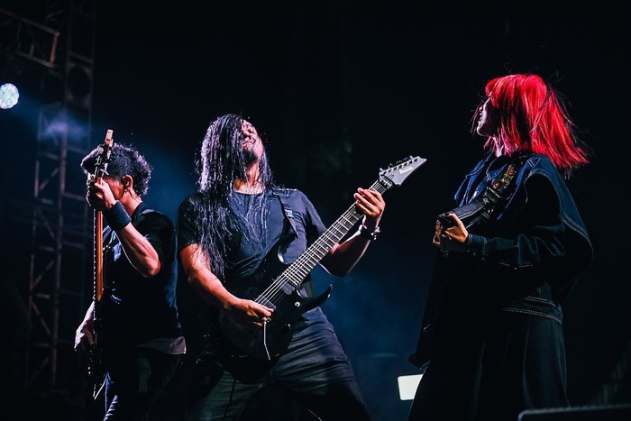 Isyana Sarasvati tampil garang bareng Deads Squad, gaya berbusananya terlihat match dengan warna rambut/Foto:Instagram/syncronizefestival