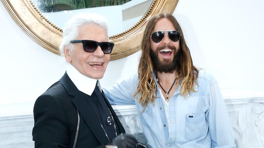 Jared Leto dan Karl Lagerfeld PARIS, FRANCE - JULY 08: (L-R) Fashion designer Karl Lagerfeld and Actor Jared Leto pose backstage after the Chanel show as part of Paris Fashion Week - Haute Couture Fall/Winter 2014-2015. Held at Grand Palais on July 8, 2014 in Paris, France. (Photo by Rindoff/Dufour/Getty Images)