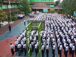 Kapolsek Cilandak Ajak Siswa SMPN 86 Heningkan Cipta atas Peristiwa MTsN 19