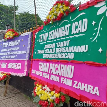 6 Potret Karangan Bunga untuk Bharada E di PN Jaksel, Tulisannya Kocak!