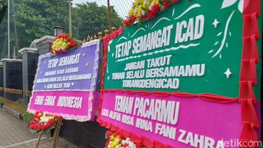 img-title 6 Potret Karangan Bunga untuk Bharada E di PN Jaksel, Tulisannya Kocak!