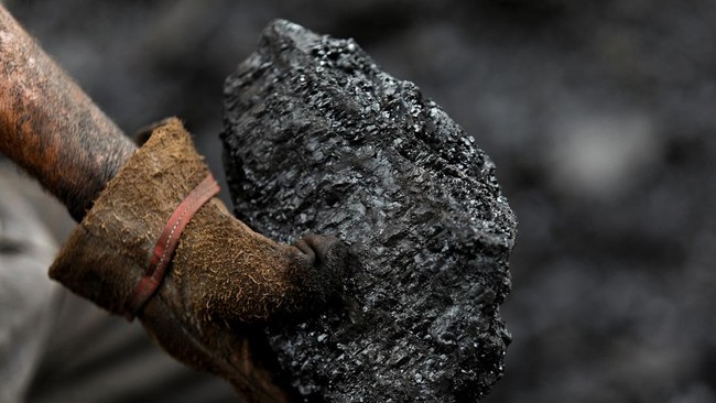 Sejumlah bank di negara Barat membatasi pinjaman yang diberikan kepada perusahaan batu bara seiring dengan komitmen menjaga lingkungan. 