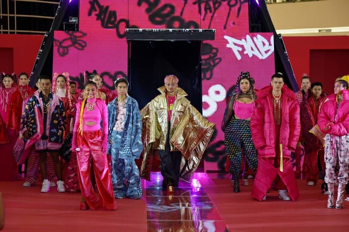 Dalam keterangan yang dirilis, koleksi yang ditampilkan hanya sebagai show collection alias tidak untuk dijual. Namun tidak menutup kemungkinan baju tersebut juga akan dipakai banyak selebriti yang jadi klien dan sahabat Caren Delano. Menurutmu siapa selebriti yang tepat dengan karakter Faboo? Foto: dok. Tim Muara Bagdja