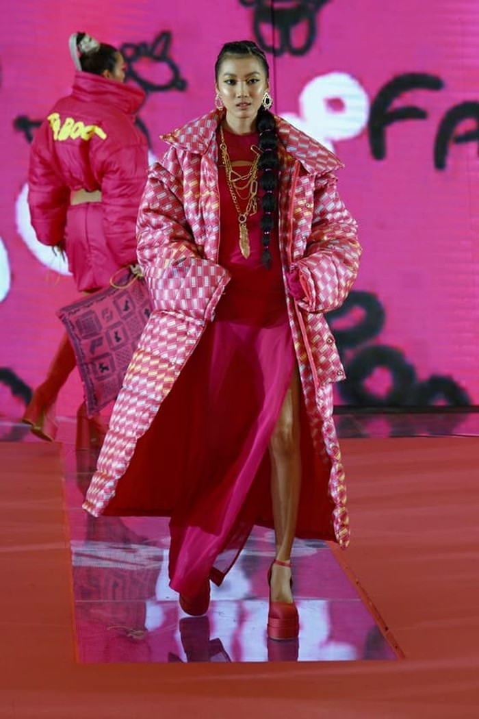 Bertempat di Senayan City Atrium, pada 9 Oktober 2022, Caren Delano resmi merilis koleksi dari label pribadinya Faboo. Warna pink dalam gaya busana streetwear jadi tema utama rancangannya. Seperti dress yang dipadukan bersama puffer coat. Foto: dok. Tim Muara Bagdja