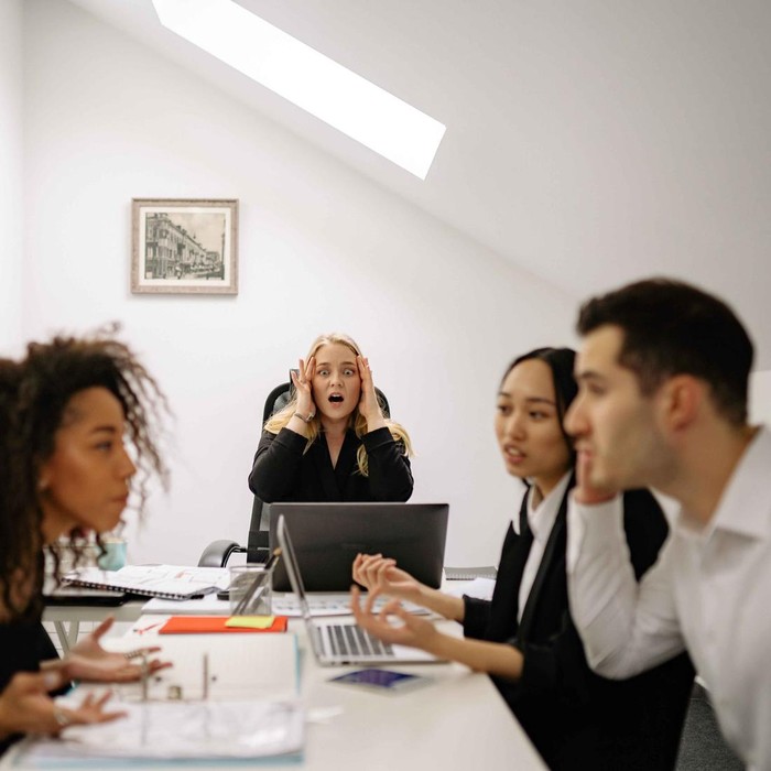 Sekelompok orang sedang berdebat