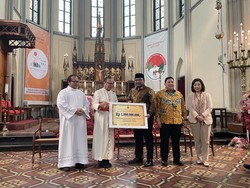 Menag Serahkan Rp 1 M ke Katedral Jakarta: Negara Hadir untuk Semua Agama