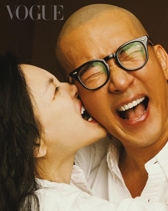 Menariknya, cinta DJ Koo dan Barbie Hsu bersemi kembali rupanya karena nomor telepon yang tak diganti. Setelah mendengar kabar perceraian sosok yang pernah dicintainya, DJ Koo sempat iseng menghubungi nomor Barbie Hsu. /Foto: Instagram/hsushiyuan