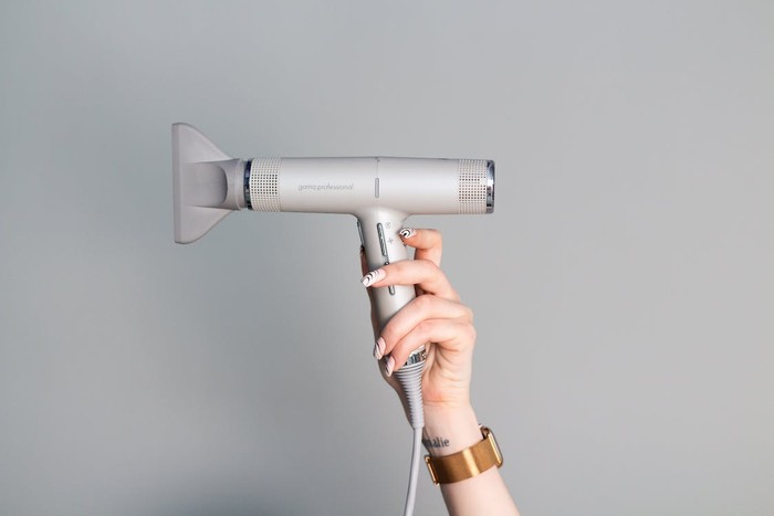 Keringkan sepatu kembali menggunakan hair dryer