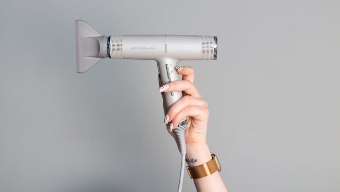 Keringkan sepatu kembali menggunakan hair dryer