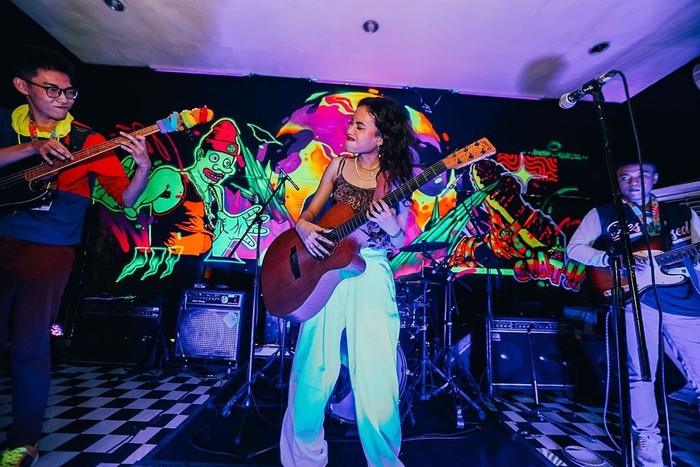 Musisi Faye Risakotta tampil kasual dalam balutan sleeveless top yang dipadukan dengan celana putih./Foto:Instagram/synvhronizefestival