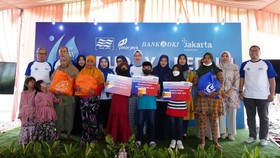 Dharma Wanita PAM Jaya Bagikan Beasiswa Bagi Warga Merunda Kepu