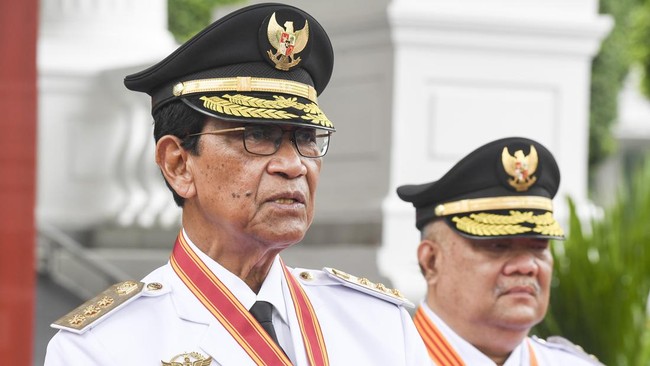 Gubernur Daerah Istimewa Yogyakarta Sri Sultan Hamengku Buwono X dan  Wakil Gubernur DIY Kanjeng Gusti Pangeran Adipati Aryo (KGPAA) Paku Alam X.