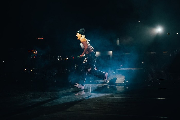 Penutupan Syncronize Festival 2022, Agnez Mo tampil energik dalam balutan crop top berwarna putih dan beanie/Foto:Instagram/synchronizefestival