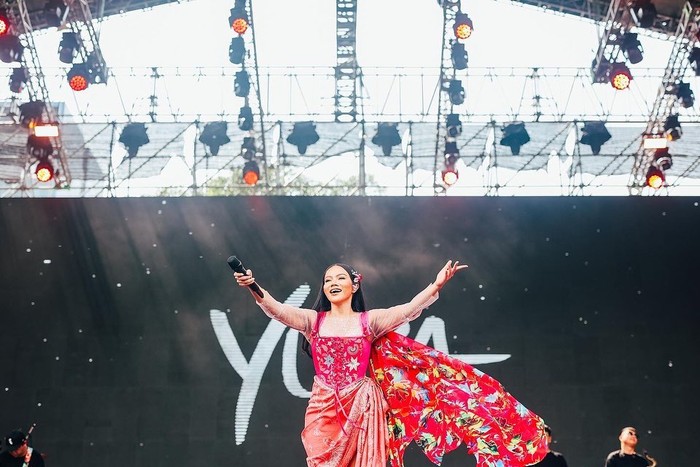 Pesona Yura Yunita dalam balutan dress batik berwarna pink di panggung Synchronize Festival/Foto:Instagram/syncronizefestival