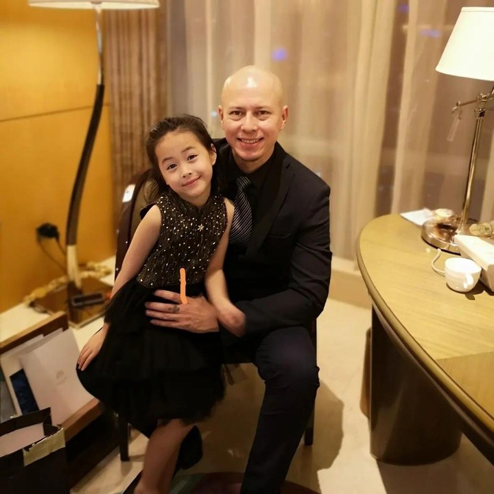 <p>Pada 3 Oktober yang lalu, Efrata genap berusia 8 tahun. Sebagai orang tua, Pierre menuturkan bahwa sang putri menjadi sumber kekuatannya, Bunda. "SELAMAT ULANG TAHUN FRA .. 03 Oktober. Papa belajar untuk hidup lebih kuat dengan melihatmu.. Seorang gadis kecil yang sangat lembut & berhati hangat, sangat baik kepada orang-orang. Kamu adalah berkat yang luar biasa bagiku dan bagi banyak orang," tuturnya. (Foto: Instagram @pierrerolandc)<br /><br /><br /></p>