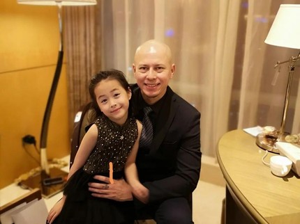 7 Potret Momen Manis Pierre Roland dan Sang Putri yang Mengidap Diabetes Tipe 1