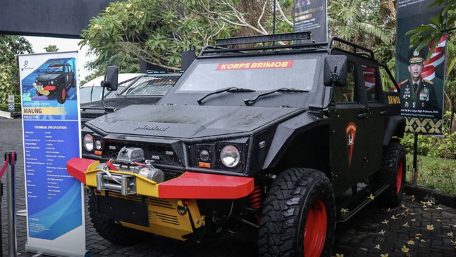 Selain untuk pasukan TNI, kendaraan taktis ringan Pindad Maung juga digunakan satuan Brimob Polri.