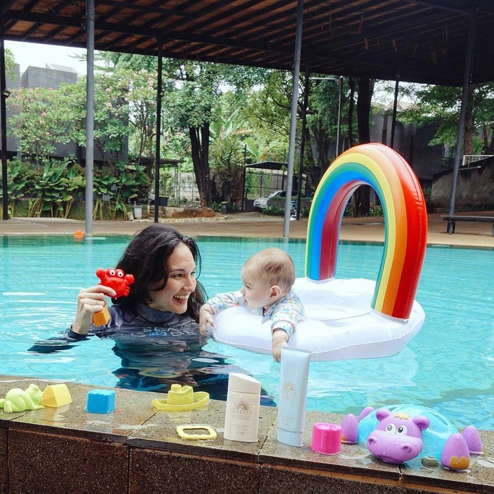 <p>Tak hanya itu, Nadine dan Dimas juga mulai mengajarkan Djiwa berenang, nih. Wah, keren banget ya, Bunda. (Foto: Instagram: @nadinelist)</p>