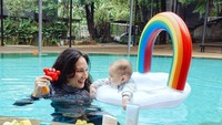 <p>Tak hanya itu, Nadine dan Dimas juga mulai mengajarkan Djiwa berenang, nih. Wah, keren banget ya, Bunda. (Foto: Instagram: @nadinelist)</p>