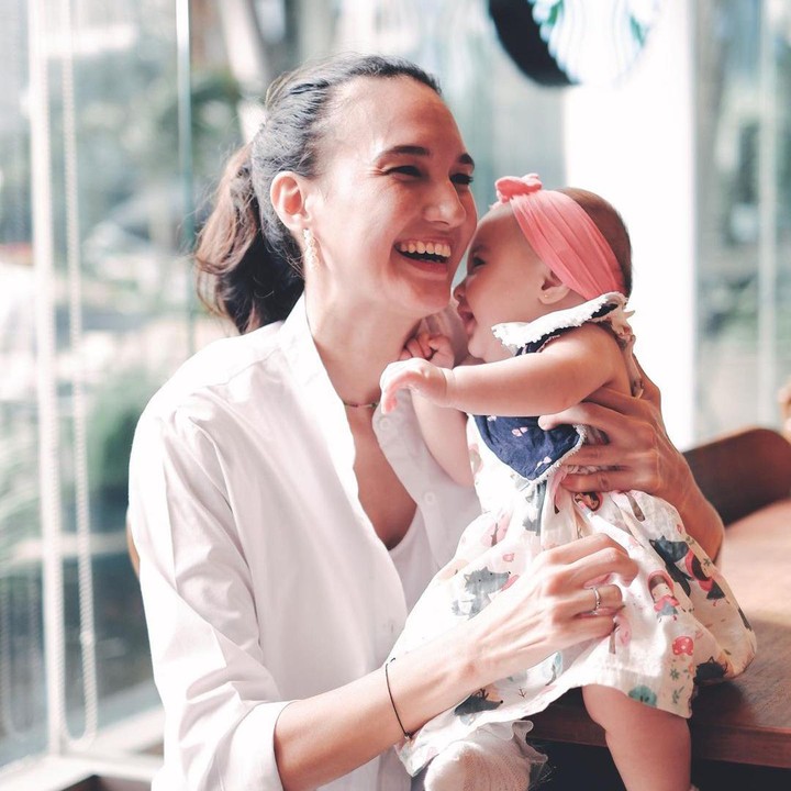 <p>Kita doakan semoga Djiwa tumbuh menjadi anak yang sehat, ceria, selalu diberi keberkahan, dan terus dikelilingi oleh orang-orang yang menyayanginya ya, Bunda. (Foto: Instagram: @nadinelist)</p>
