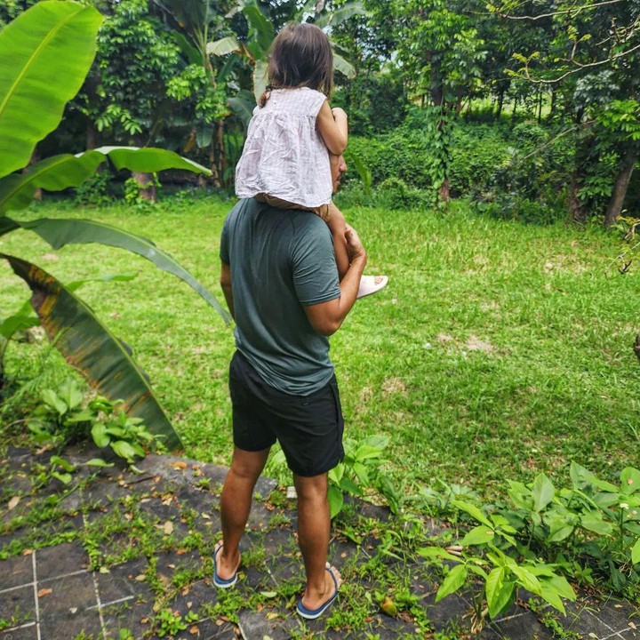 <p>Banyak netizen yang mengatakan Hamish Daud adalah sosok yang ayahable, lho. Hamish bahkan tak pernah lelah ketika menggendong sang anak. (Foto: Instagram: @hamishdw)</p>