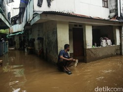 Meski Banjir 1 Meter, Warga Kebon Pala Ogah Mengungsi