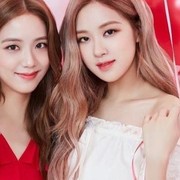 Beda Gaya Rose dan Jisoo BLACKPINK di Paris Fashion Week yang Mengenakan Dress Hitam