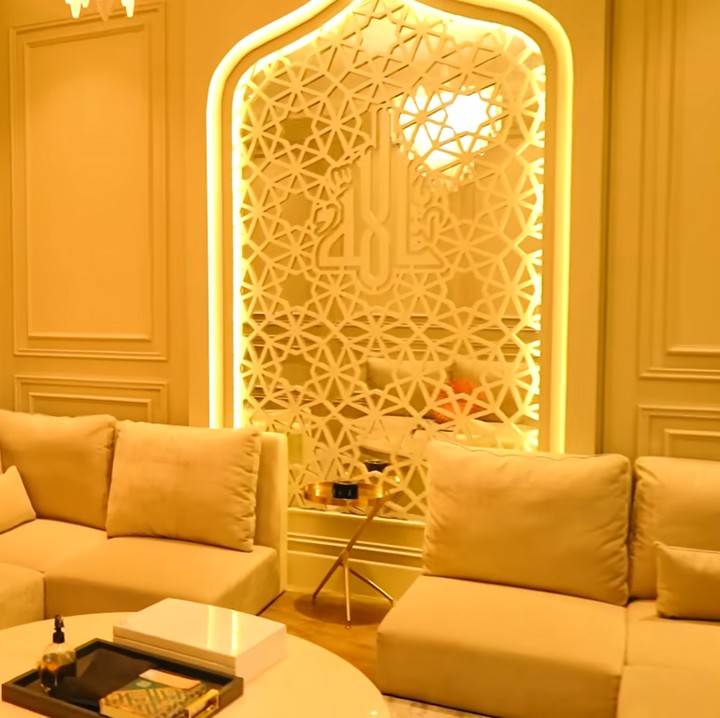 <p>Belum lama ini, Shireen Sungkar dan Teuku Wisnu merenovasi rumah mereka, Bunda. Rumah pasangan yang satu ini diketahui menggunakan konsep rumah Arabian. Ruang tamunya ini pun menggambarkan konsep tersebut dengan dibuat ala Timur Tengah. (Foto: YouTube: Titi dan Tian)</p>