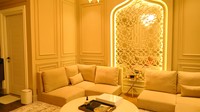 <p>Belum lama ini, Shireen Sungkar dan Teuku Wisnu merenovasi rumah mereka, Bunda. Rumah pasangan yang satu ini diketahui menggunakan konsep rumah Arabian. Ruang tamunya ini pun menggambarkan konsep tersebut dengan dibuat ala Timur Tengah. (Foto: YouTube: Titi dan Tian)</p>