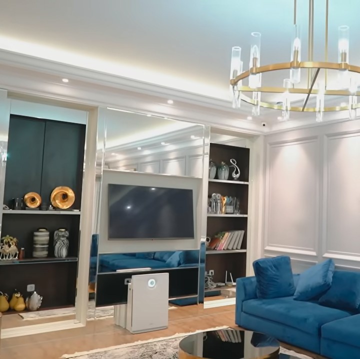 <p>Ruang keluarga selalu menjadi tempat favorit untuk berkumpul bersama. Shireen dan Wisnu memilih sofa biru yang tampak kontras dengan warna cat temboknya sehingga membuat ruangan ini tampak elegan. (Foto: YouTube: Titi dan Tian)</p>