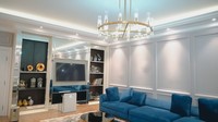 <p>Ruang keluarga selalu menjadi tempat favorit untuk berkumpul bersama. Shireen dan Wisnu memilih sofa biru yang tampak kontras dengan warna cat temboknya sehingga membuat ruangan ini tampak elegan. (Foto: YouTube: Titi dan Tian)</p>