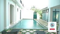 <p>Rumah pasangan selebriti yang satu ini pun memiliki fasilitas yang cukup lengkap, mulai dari tempat gym yang sering digunakan oleh Wisnu hingga kolam renang yang sering digunakan anak-anak. (Foto: YouTube: Titi dan Tian)</p>
