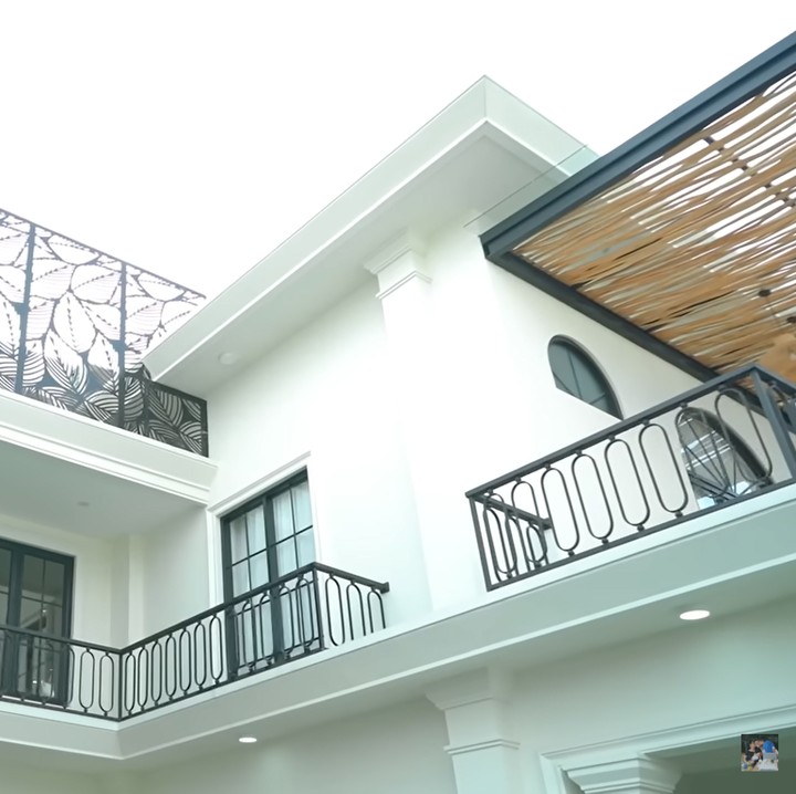 <p>Memiliki rumah mewah dan elegan, sebelumnya diketahui pasangan ini telah berkali-kali merenovasi rumah mereka, lho, Bunda. (Foto: YouTube: Titi dan Tian)</p>