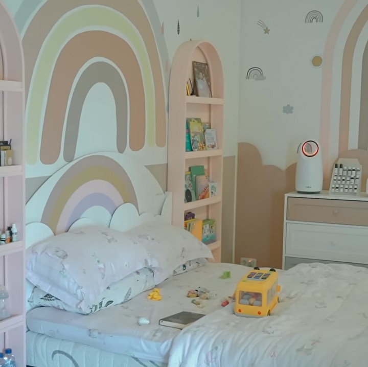 <p>Memilih warna putih dan <em>pink</em> pastel untuk mempercantik kamar tidur anak perempuan mereka membuat kamar ini tampak sangat nyaman, ya, Bunda. (Foto: YouTube: Titi dan Tian)</p>