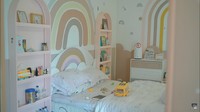 <p>Memilih warna putih dan <em>pink</em> pastel untuk mempercantik kamar tidur anak perempuan mereka membuat kamar ini tampak sangat nyaman, ya, Bunda. (Foto: YouTube: Titi dan Tian)</p>