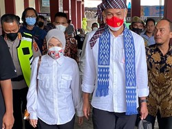 Kunker ke Mamuju, Ganjar & Istri Serasi Pakai Kemeja Putih-Celana Hitam