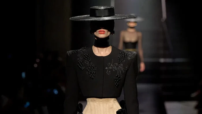 Intip Proses Pembuatan Jaket Couture Schiaparelli, Butuh Waktu 150 Jam!