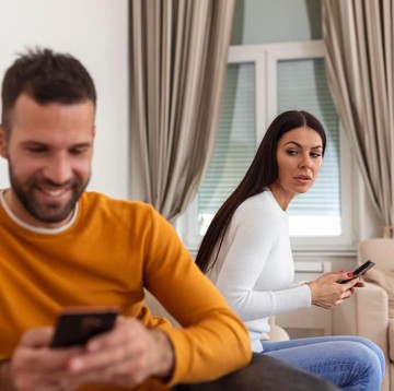 Kenali 5 Tanda Pasangan Melakukan 'Micro Cheating'