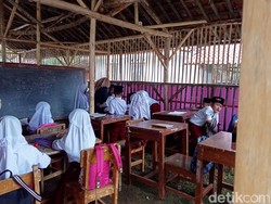 Ruang Kelas Nyaris Ambruk, Siswa SDN Tasikmalaya Belajar Berdinding Bambu