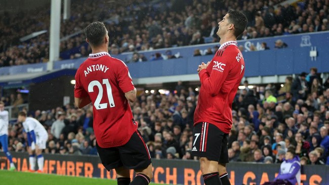 Cristiano Ronaldo tidak lagi memakai selebrasi 'siuuu' usai mencetak gol ke-700 di level klub saat Manchester United mengalahkan Everton 2-1 di Liga Inggris.