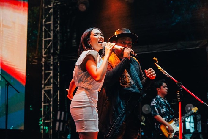 Tampil anggun dan feminin Gisella Anastasia bikin galau dengan duetnya bareng My Last Child/Foto:Instagram/synchronizefestival