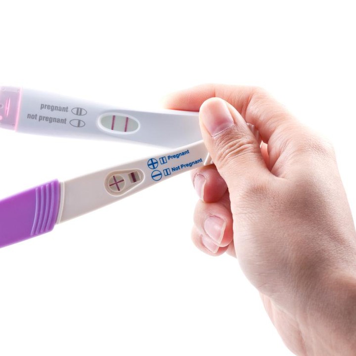 <p>Selain bentuk garis, hasil test pack digital juga ada yang berupa tanda (+) untuk hasil positif hamil dan tanda (-) untuk hasil negatif. Bunda perlu memahami perbedaan ini dengan membaca petunjuk di kemasan ya. (Foto: Getty Images/iStockphoto/manley099)</p>