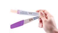 <p>Selain bentuk garis, hasil test pack digital juga ada yang berupa tanda (+) untuk hasil positif hamil dan tanda (-) untuk hasil negatif. Bunda perlu memahami perbedaan ini dengan membaca petunjuk di kemasan ya. (Foto: Getty Images/iStockphoto/manley099)</p>