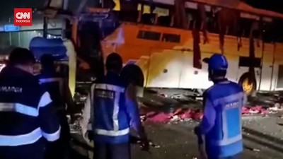 VIDEO: Bus Pariwisata Tabrak Tiang Dan Terguling Di Tol, 3 Tewas