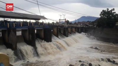 img-title VIDEO: Debit Bendung Katulampa Surut, Warga Diimbau Tetap Waspada