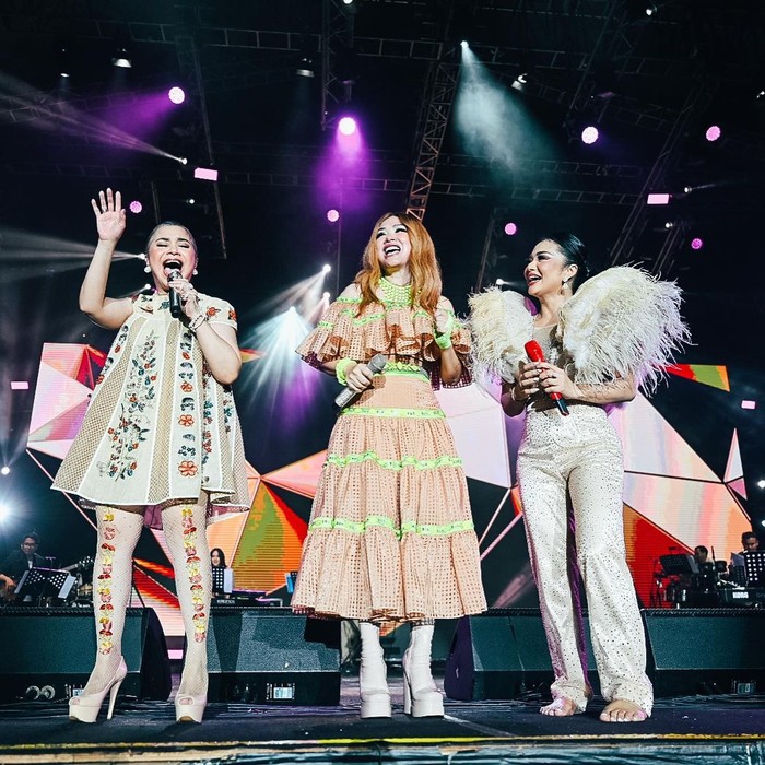 Tidak hanya bersuara merdu, 3 Diva juga memukau dengan balutan busana panggung yang menarik/Foto:Instagram/synchronizefestival