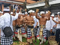 Aci Tabuh Rah Pengangon, Tradisi Unik Perang Tipat Bantal Desa Kapal