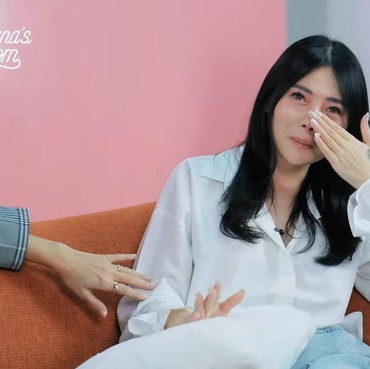 Malas Urusi Proses Cerai dari Reza Arab, Wendy Walters Asyik Pole Dance