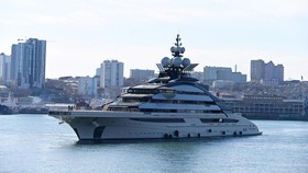 Alasan Hong Kong Tak Sanksi Yacht Raksasa Crazy Rich Rusia